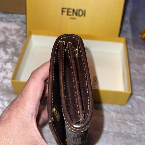 Fendi Preloved wallet, pristine condition brown canvas comes with box - Picture 5 of 7